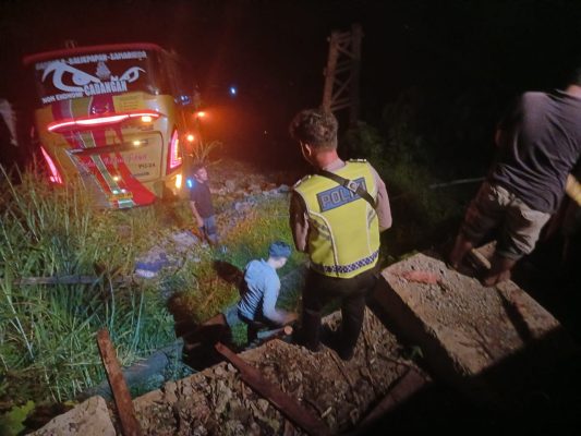 Ngeri, Bus Pulau Indah Terjun ke Sungai 1 Tewas dan Belasan Terluka 6 Bus