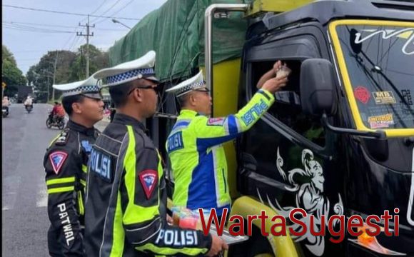 Polres Way Kanan Bagi Takjil di Ops Keselamatan Krakatau Tahun 2024 1 Polres Way Kanan