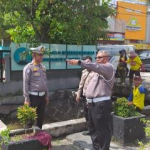 Ditlantas Polda Riau Gerak Cepat Tangani Banjir di Depan RS Awal Bros 5 Polda Riau