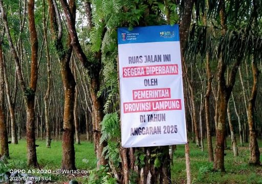 Banner Misterius Pembangunan Jalan di Way Tuba, Dinas PU Tak Bisa Dihubungi 1 Banner jalan