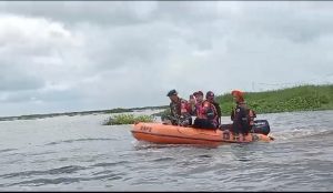 Babinsa Cari Warga Binaan Tersesat di Perairan Rawa 7 Cari