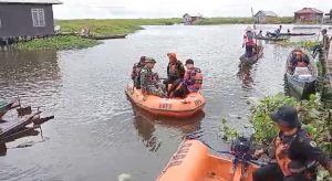 Babinsa Cari Warga Binaan Tersesat di Perairan Rawa 6 Cari