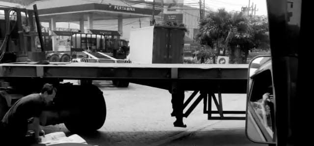 Truk Kontainer Tabrak Pemotor dari Gresik Hingga Tewas 1 Truk