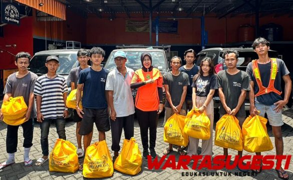 Ketua Yayasan Bonek Rafika Salurkan Bantuan Sembako Ramadan Unair 2026