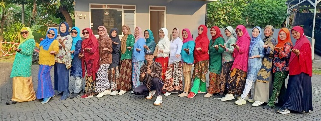 PORPI Ranting Gunungsari Indah Rayakan Hari Kartini dengan Senam Berkebaya