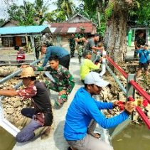 TNI-Warga dan Satgas Jembatan Garuda Gotong Royong Pengecatan Siap Difungsikan 4 IMG 20260428 WA0004 Barabai