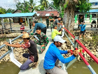 TNI-Warga dan Satgas Jembatan Garuda Gotong Royong Pengecatan Siap Difungsikan