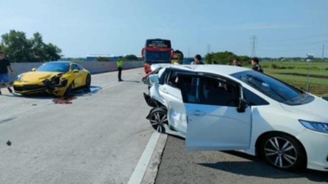 Porsche Tabrak Honda Jazz di Tol Kertosono, 2 Terluka 1 Honda