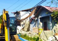 Rumah 2 Lantai Tak Berpenghuni di Gambut Ambruk Timpa Rumah Tetangga 4 Rumah