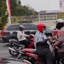Pekanbaru Berasap, Polantas Karib Turun ke Jalan Bagi Ribuan Masker 2 Polantas Karib