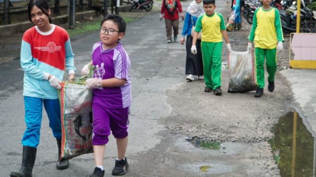 Ini Baru Pahlawan, Siswa SD Bersihkan Sampah Cegah Surabaya Banjir 1 IMG 20240705 WA0023 Pendidikan