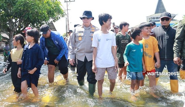 Bantu Korban Banjir Polda Kalsel Kerah Randurlap dan Water Treatment 1 Polda Kalsel