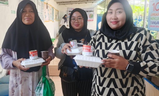 Rumah Zakat Kalsel Masak Kornet Sapi Bersama Warga Sungai Miai 