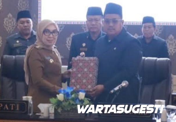 Bupati Ayu Asalasiyah Serah 3 Raperda di Paripurna DPRD Way Kanan 1 Bupati