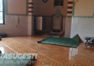 Kekhusukan Shalat Subuh Pecah "Krek" Lantai Musholla Darin Nasihin Gambut Bergeser 4 Shalat