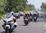 HUT ke-81 RI, Polda Riau Bagi Sembako Helm dan Konvoi Bersama Ojol 1 Polda Riau