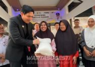 Kebutuhan Pangan Warga, Pemkab Indramayu Salurkan Beras ke Desa Terusan 1 Pangan