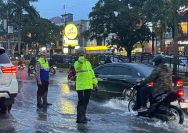 Hujan Deras Rendam Pekanbaru, Dirlantas Polda Riau Pimpin Langsung Urai Kemacetan 1 Hujan