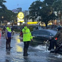 Hujan Deras Rendam Pekanbaru, Dirlantas Polda Riau Pimpin Langsung Urai Kemacetan 4 Hujan