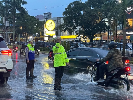 Hujan Deras Rendam Pekanbaru, Dirlantas Polda Riau Pimpin Langsung Urai Kemacetan 1 Hujan