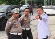 Sinergi Ditlantas dan PUPR, Gali Parit Atasi Banjir di Depan RS Awal Bros 1 Banjir