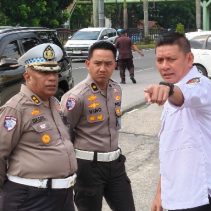 Sinergi Ditlantas dan PUPR, Gali Parit Atasi Banjir di Depan RS Awal Bros 5 Banjir