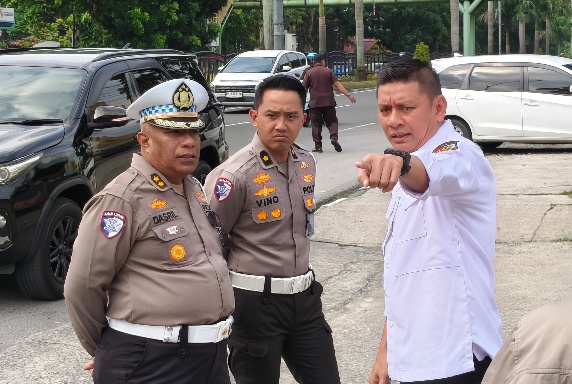 Sinergi Ditlantas dan PUPR, Gali Parit Atasi Banjir di Depan RS Awal Bros 1 Banjir