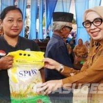 Distribusi bantuan sembako kepada warga