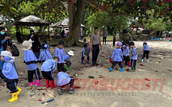 Tanamkan Kepedulian Brimob Polda Kaltim Gelar Edukasi dan Aksi Bersih Pantai