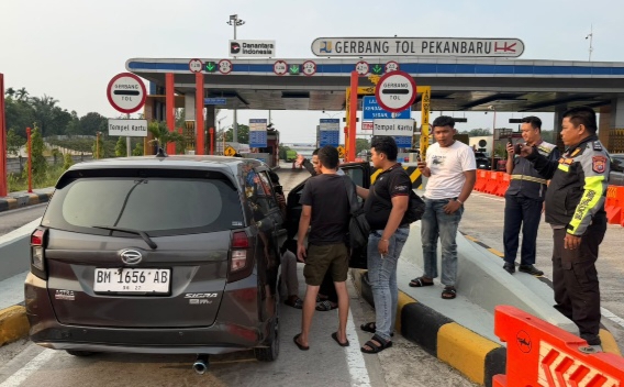 Sat PJR Polda Riau Lindungi Warga dari Penarikan Kendaraan 1 Polda Riau