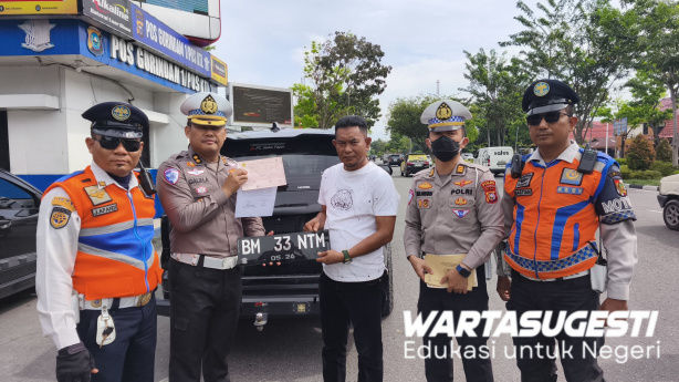 Ditlantas Polda Riau Tertibkan TNKB Tidak Sesuai Spesifikasi, Puluhan Pelanggar Ditindak 1 IMG 20260411 WA0010 TNI-Polri