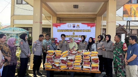 Polwan Polda Kaltim dan Bhayangkari Salurkan 125 Karung Beras untuk Warga Lamaru 1 IMG 20260411 WA0036 Beras