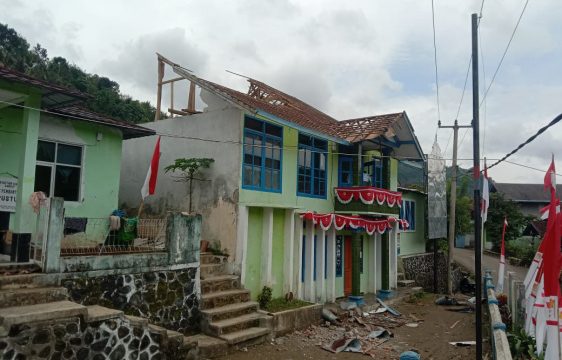 Kantor Desa Sagara Ambruk Diterjang Hujan Deras dan Angin Kencang 1 IMG 20250918 WA0001 Peristiwa