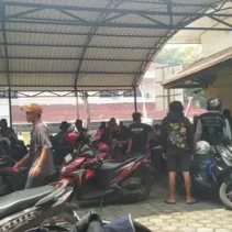 Bupati Pati Tak Keluar Demonstran Lempar Botol dan Kejar Polisi 2 077779000 1755059974 WhatsApp Image 2025 08 13 at 11.37.05 Demo