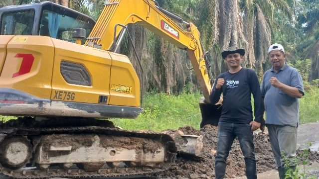 Anto Owner Toko Bangunan Bersama Anggota DPRD Way Kanan Sukro Suwaryo Perbaiki Ruas Jalan Provinsi 1 Ruas Jalan