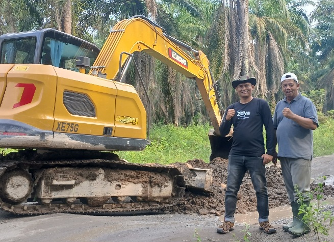 Anto Owner Toko Bangunan Bersama Anggota DPRD Way Kanan Sukro Suwaryo Perbaiki Ruas Jalan Provinsi 1 Ruas Jalan